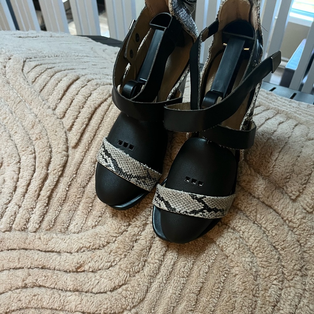 Kenneth Cole Reaction Black and Snake Print Heels